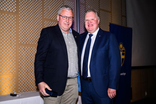 Paul Tydell tar emot ett förtjänsttecken i guld
