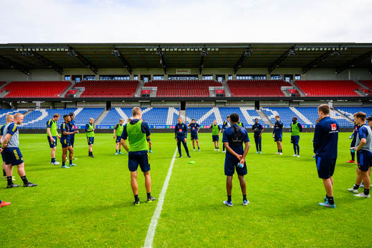 Players gather around head coach Andreas Pettersson