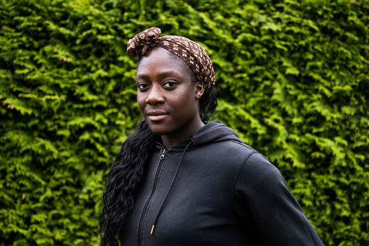 Charité Mumbongo poserar för ett porträtt
