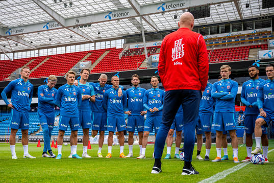 Marius Lode, Martin Ødegaard, Sander Berge, Erling Braut Haaland, Leo Østigård, Stefan Strandberg, Fredrik Aursnes, Marcus Holmgren Pedersen and players of the Norwegian national football team listen to head coach Ståle Solbakken
