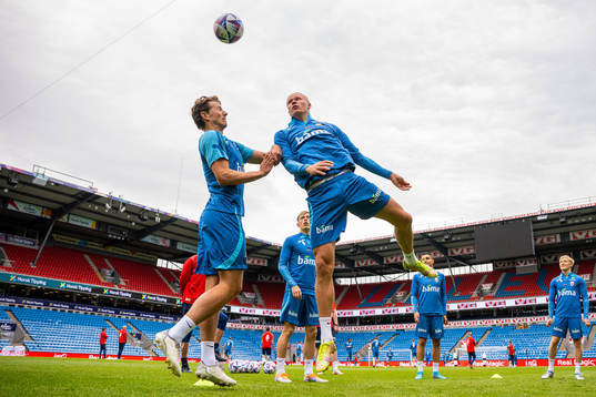 Bla gjennom flere bilder av Football, Nations League, Norway, training