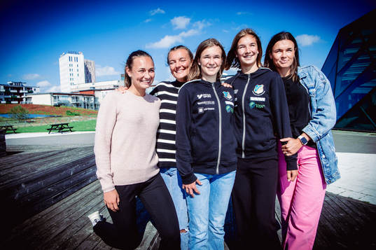 Thelma Persson Welin och Erica Persson Welin tillsammans med systrarna Anna Welin, Olivia Welin och Julia Welin den 8 juni 2022 i Malmö. 
