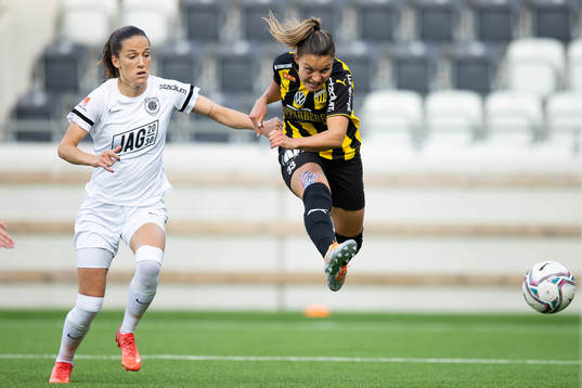 Häckens Johanna Ryttning Kaneryd skjuter ett skott