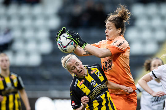 Eskilstuna Uniteds målvakt Katlynn Fraine och Häckens Julia Karlernäs