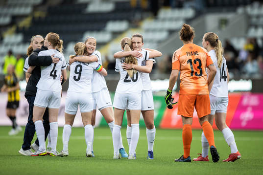 Eskilstuna Uniteds spelare jublar