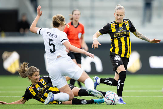 Häckens Andrine Stolsmo Hegerberg och Filippa Curmark mot Eskilstunas Elise Stenevik