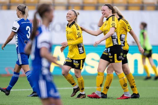 Elfsborgs Sara Jardving och Leann Nyström jublar
