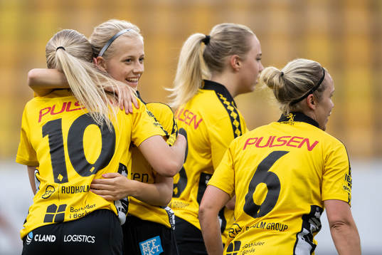Elfsborgs Tilda Brodén jublar med Matilda Ståhlbom Karlsson efter 1-0