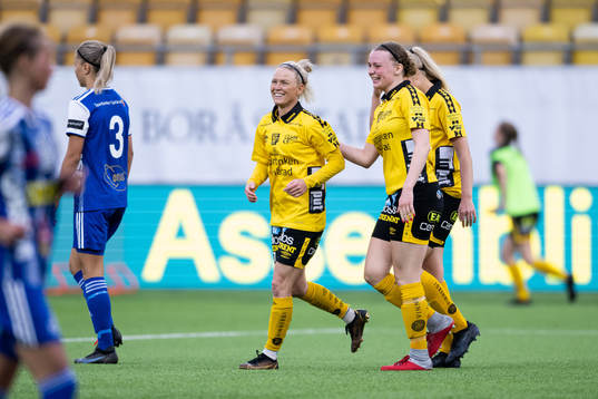 Elfsborgs Sara Jardving jublar med Leann Nyström
