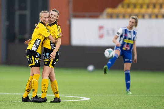 Elfsborgs Linn Sångberg och Ida Backlund jublar