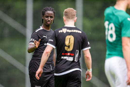 Bellevue's Bellevue Max'Med Omar Mohamed och Markus Jönssonunder fotbollsmatchen i Div 4, Sydvästra Skåne, Herr, mellan Husie och Bellevue den 11 juni 2022 i Malmö. 