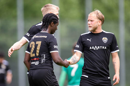 Bellevue's Bellevue Max'Med Omar Mohamed och Bellevue Kristoffer Jeppsson jublar