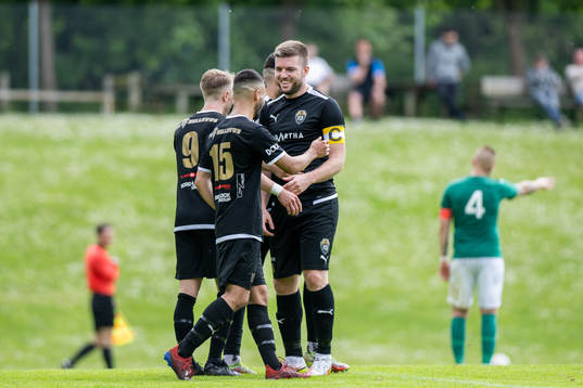 Bellevue's Bellevue Damir Becirovic, Markus Jönsson och Mirwais Yousufi jublar