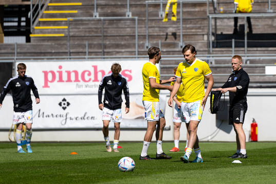 Falkenbergs Linus Dahl före fotbollsmatchen i Ettan södra mellan Falkenberg och Tvååker den 11 juni 2022 i Falkenberg. 