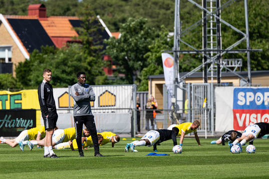 Falkenbergs assisterande Tobias Tuvesson och assisterande