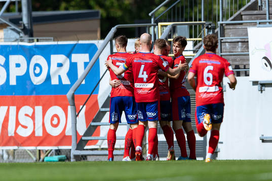 Tvååkers spelare jublar