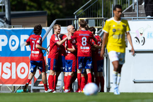 Tvååkers spelare jublar