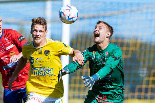 Falkenbergs Robin Hofsö och Tvååkers målvakt Anton Andersson