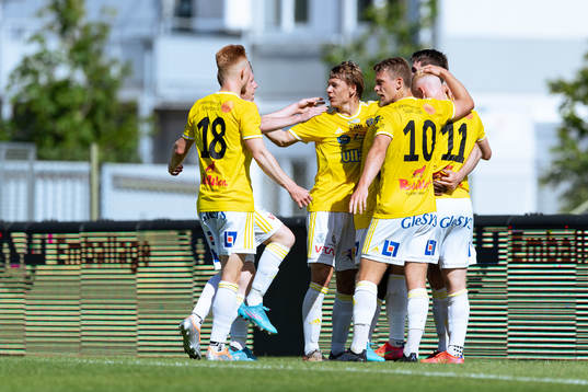 Falkenbergs spelare jublar