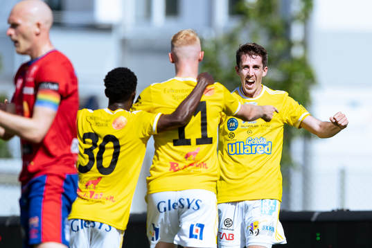 Falkenbergs Adam Eriksson jublar efter att Wilhelm Ärlig gjort 1-1