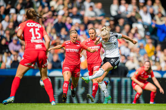 Nora Eide Lie of Brann and Anna Langås Jøsendal of Rosenborg