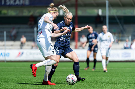 Umeås Lisa Dahlkvist och FC Rosengårds Mia Persson