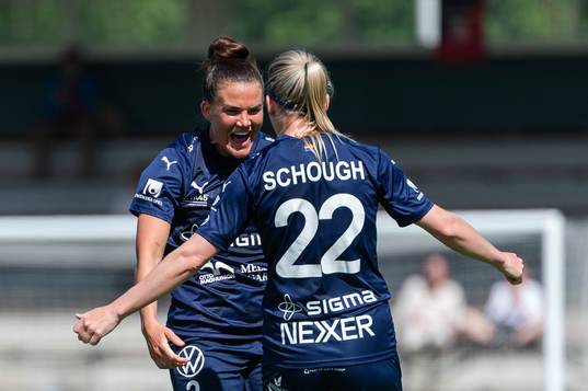 FC Rosengårds Katrine Veje och Olivia Schough jublar