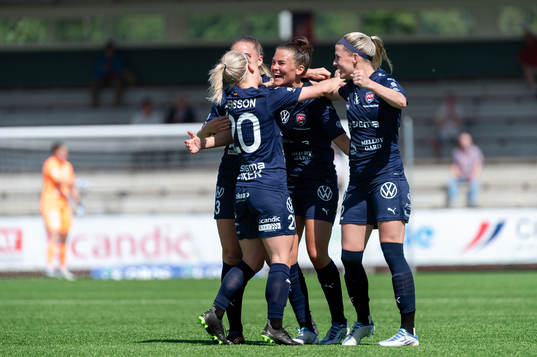 FC Rosengårds Katrine Veje jublar med Mia Persson och
