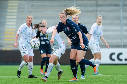 Umeås Vilma Koivisto och FC Rosengårds Stefanie Sanders