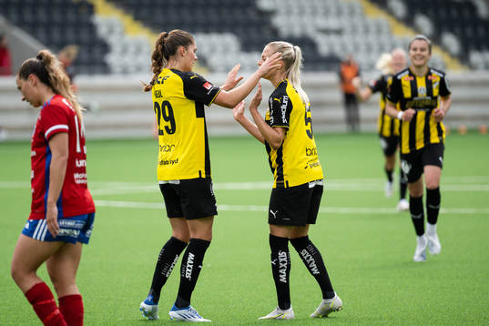 Häckens Mille Gejl Jensen och Lotta Ökvist jublar efter 1-1