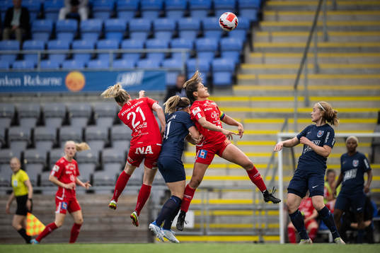 Örebros Berglind Ros Augustdottir och Carly Wickenheiser mot Eskilstuna Uniteds Emma Engström