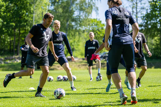 Bla gjennom flere bilder av Fotboll, Träning med IFK Göteborg och Frölunda