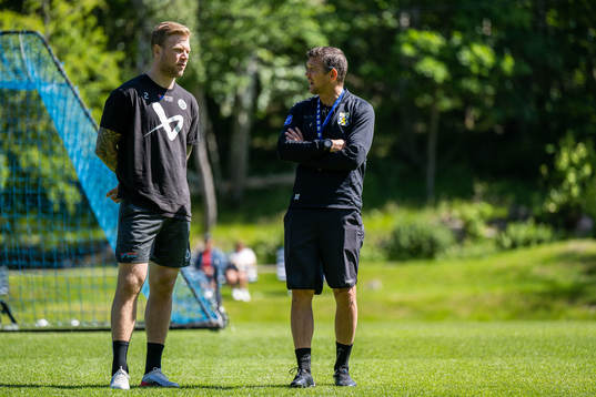 Frölundas Christian Folin och IFK Göteborgs assisterande tränare Hannes Stiller