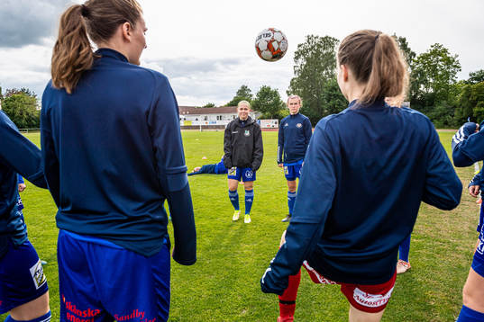 Södra Sandbys spelare värmer upp
