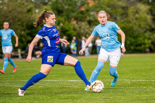 Södra Sandbys Rebecka Persson och Malmö FFs Rebecka Holm
