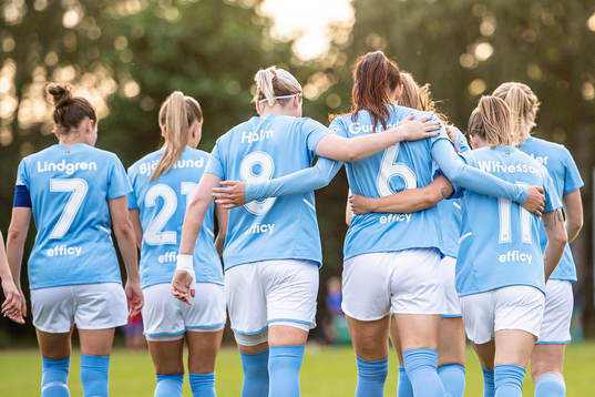 Malmö FFs Malin Gunnarsson jublar tillsammans med lagkamrater efter 0-3
