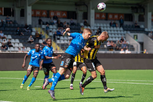 Halmstads Mikael Boman i duell med Häckens Alexander Falsetas