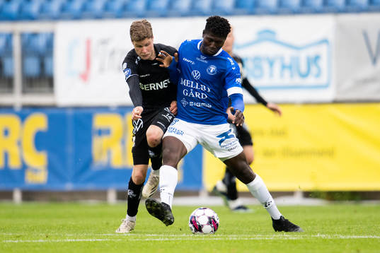 Trelleborgs Abel Ogwuche och IFK Göteborgs Gustaf Norlin