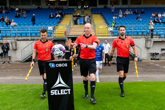Domare, Per Melin med assisterande domare Sebastian Robertsson och Luke Artemidi