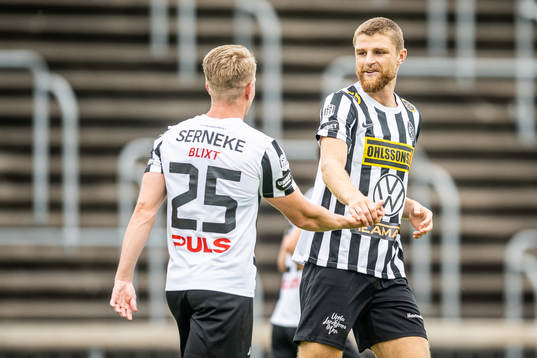 Landskronas Jacob Blixt och Erik Hedenquist jublar efter 1-0