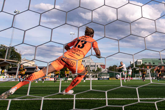 Häckens målvakt Jennifer Falk räddar straff från