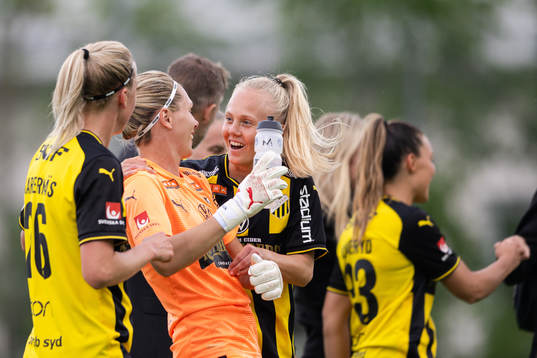 Häckens målvakt Jennifer Falk och Luna Nörgaard Gevitz jublar
