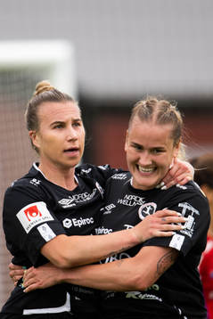 Örebros Jenna Hellstrom och Elli Pikkujämsä jublar