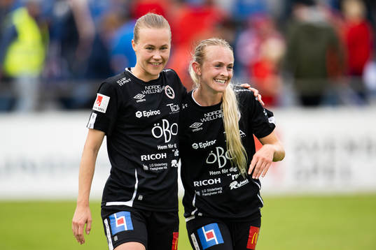 Örebros Frida Abrahamsson och Michaela Kovacs jublar efter slutsignalen 