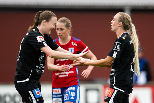Örebros Maja Regnås och Michaela Kovacs jublar
