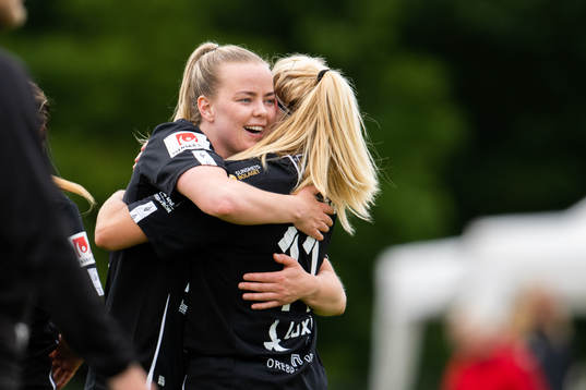 Örebros Maja Regnås och Katie Jayne Lockwood jublar