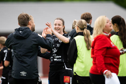 Örebros Maja Regnås jublar