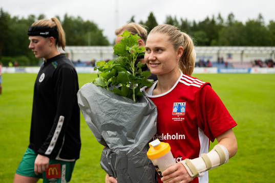 Vittsjös Mie Leth Karshöj med bukett blommor