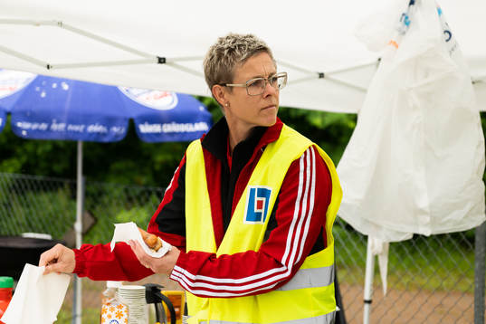 En funktionär med korv i handen