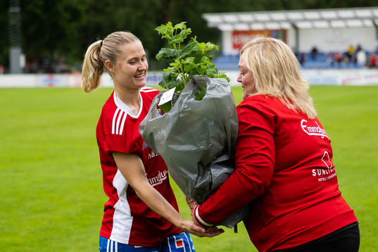 Vittsjös Mie Leth Karshöj med bukett blommor